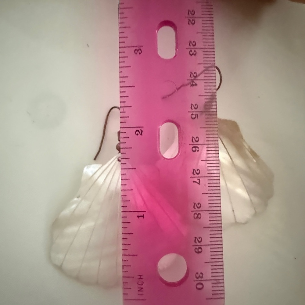 Elegant Shell-Shaped Earrings - Picture 3 of 5